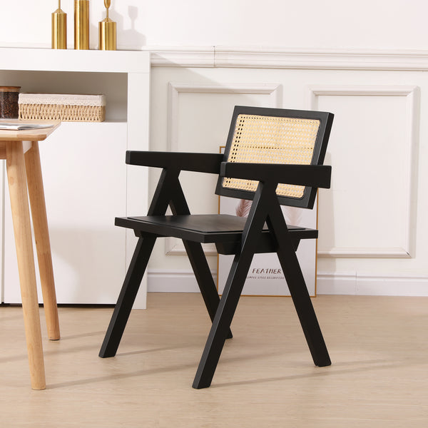 Sillón de mesa de madera con mimbre negro