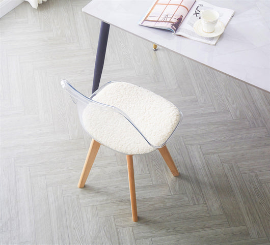 Set 4 sillas transparentes con patas en madera y rizos blancos