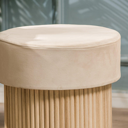 Puff de terciopelo beige con base en madera