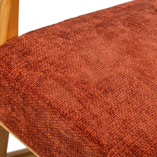 Mecedora en madera maciza y tela terracota
