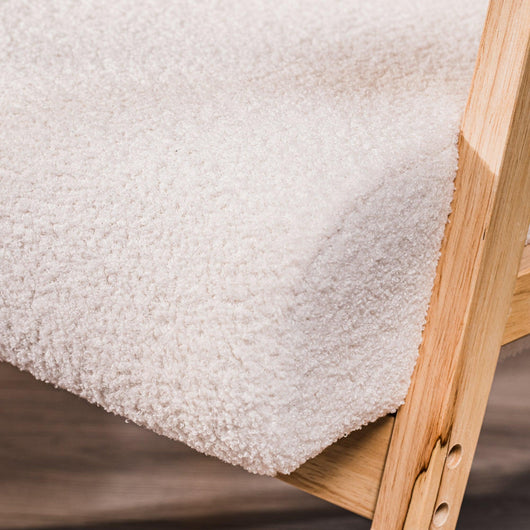 Sillón en madera maciza en tela bouclé blanca