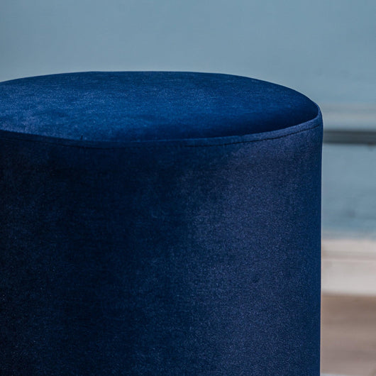 Puff de terciopelo azul con base en madera